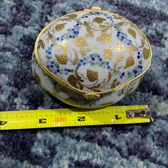 Vintage French Floral Ceramic very ornate Limoges trinket box w hinged lid - Picture 9 of 11